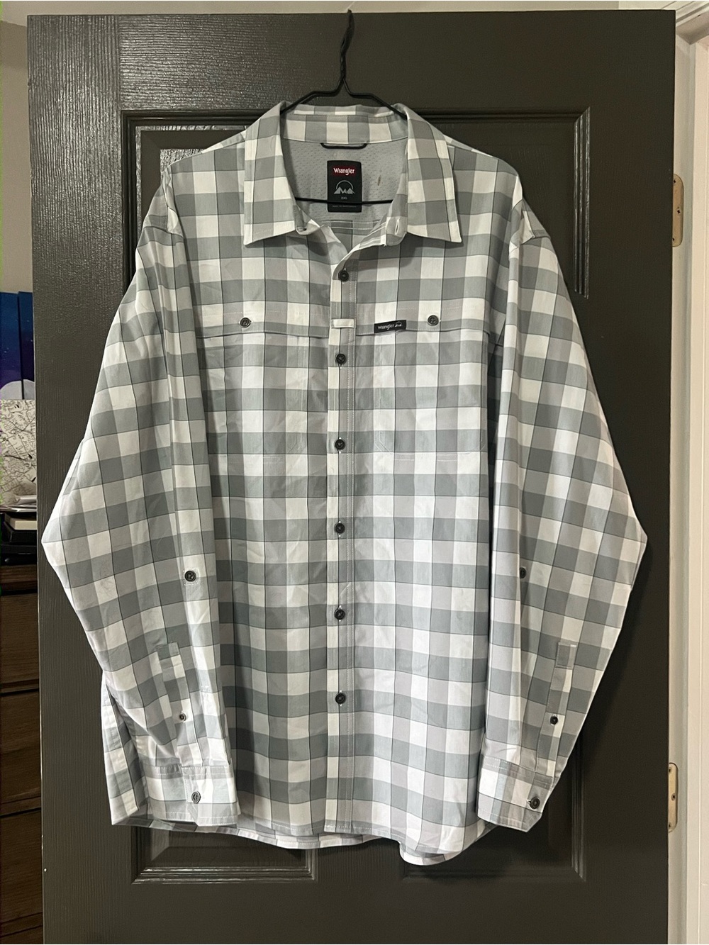Wrangler Men's Gray and White Plaid Button-Down Shirt